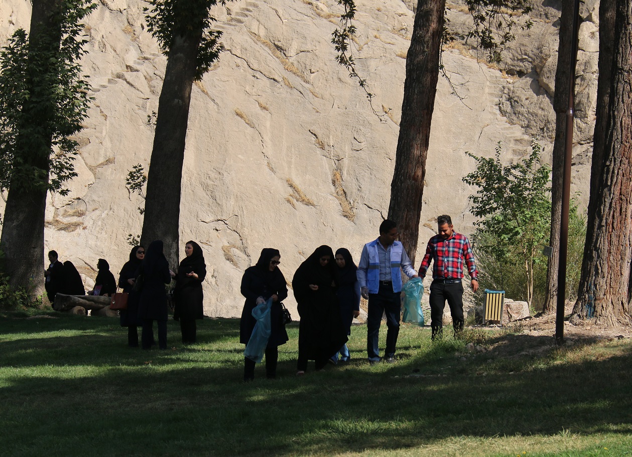 پاکسازی محوطه تاریخی طاق بستان توسط بازرسان بهداشت محیط 5