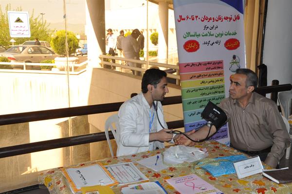 برپایی تیم سیار سلامت ارائه دهنده خدمات بهداشتی اولیه در محل همایش سفیران سلامت (بیمارستان امام رضا) 3