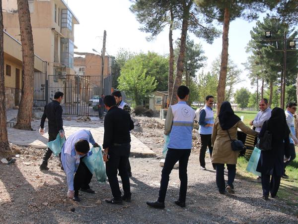 پاکسازی محوطه تاریخی طاق بستان توسط بازرسان بهداشت محیط 1