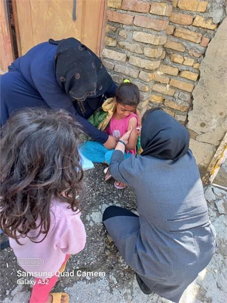 انجام واکسیناسیون خانه به خانه در محلات حاشیه شهر کرمانشاه