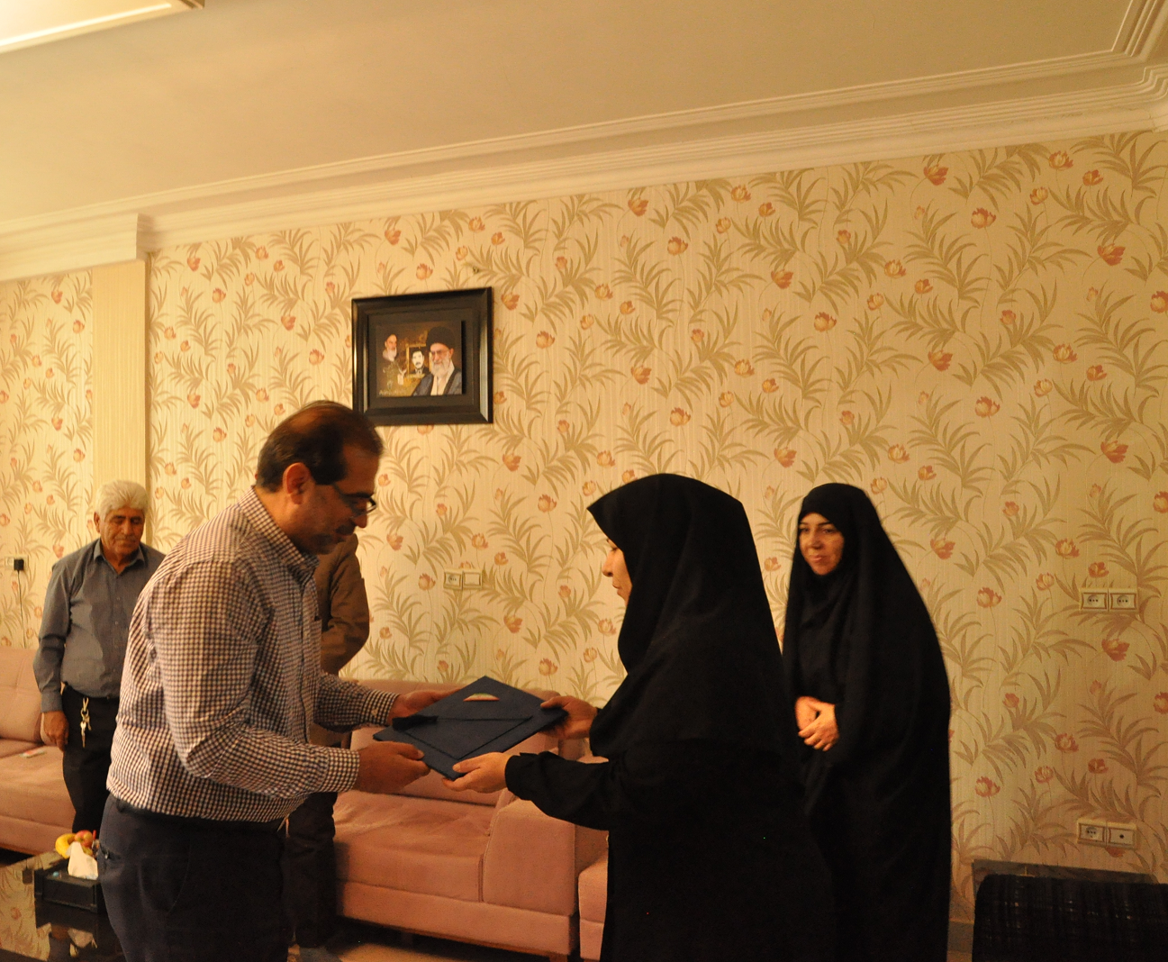 دیدار مسئولان مرکز بهداشت شهرستان  با خانواده شهدا 1