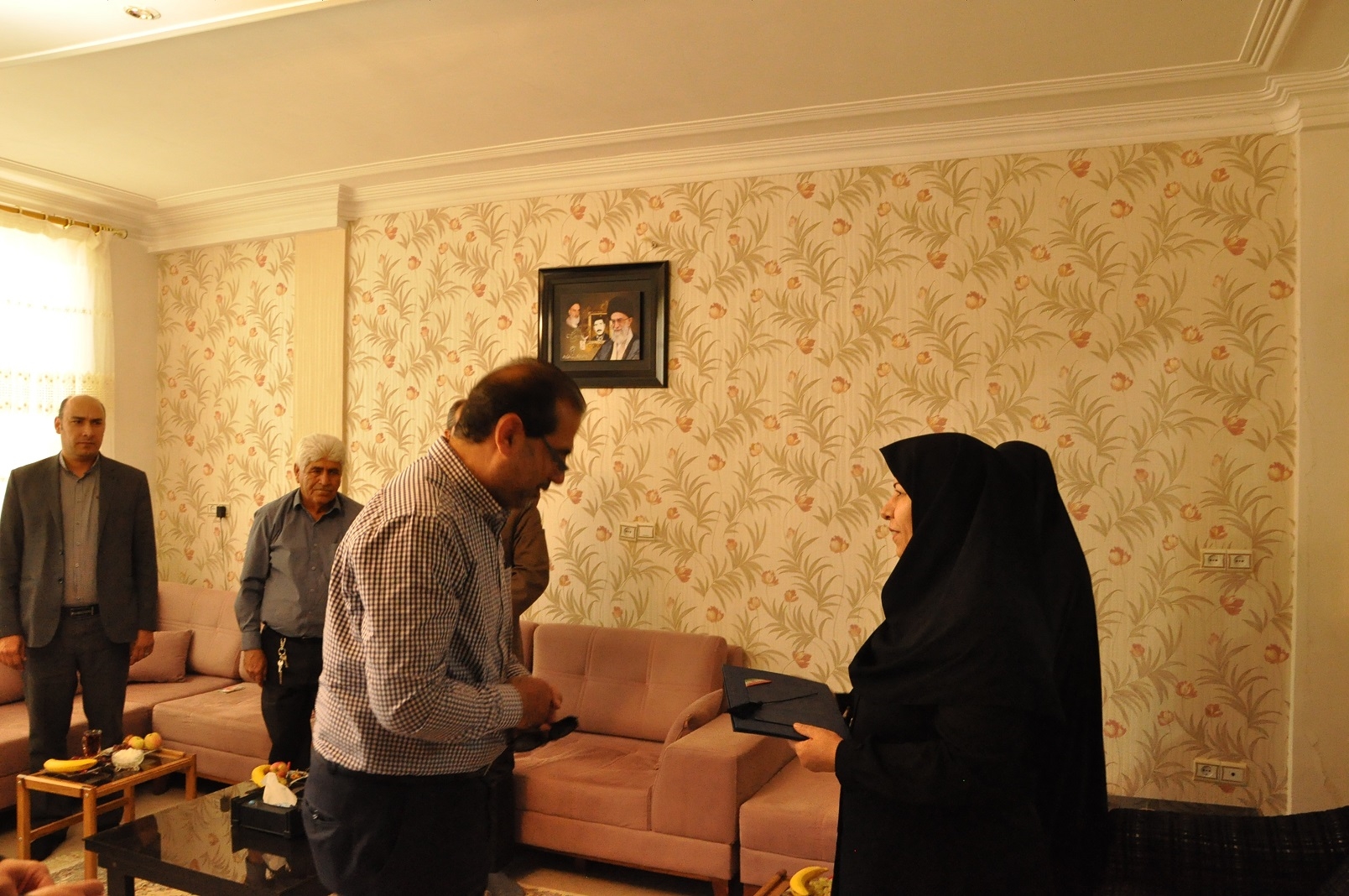 دیدار مسئولان مرکز بهداشت شهرستان  با خانواده شهدا 7